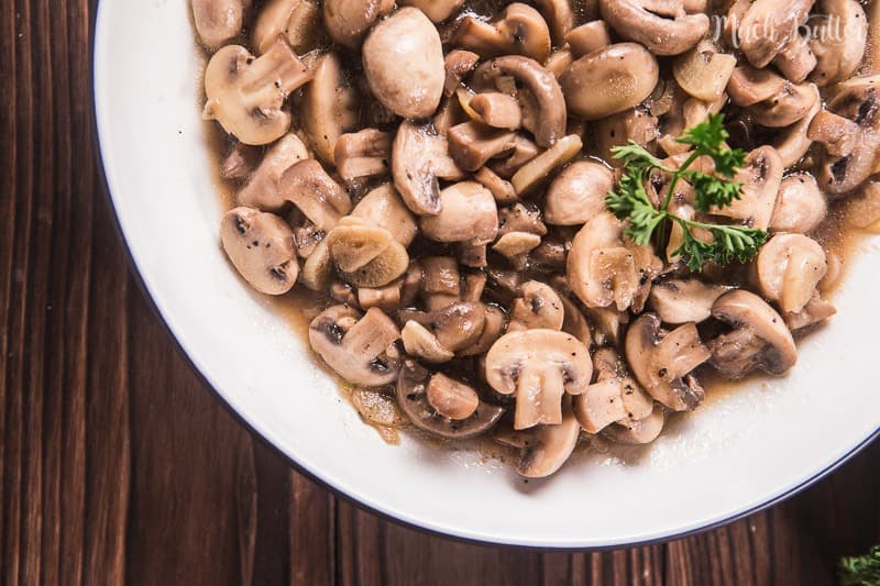 Sauteed mushroom is simply delicious food that people are not easily bored of. And using garlic and unsalted butter make it more delicious and fragrant.