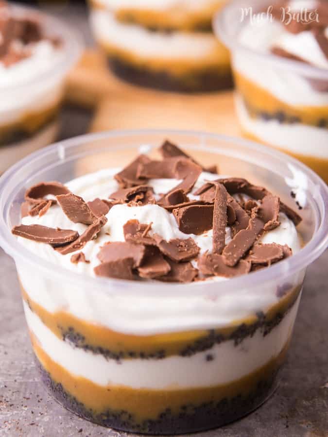 Cookies and cream banoffee parfait is a modification of the famous banoffee pie with cookies and cream as the crumb base. The cookies and cream pastry base, banana, whipped cream and dulce de leche make a perfect combination!