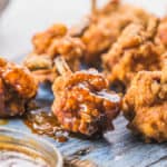 Fried chicken drumlets with spicy BBQ sauce is a very easy and delicious appetizer and side dish. Come take a look at the techniques to make it simple and easy to eat. It is also the perfect food to accompanied when watching a movie, a super bowl, or any sport!