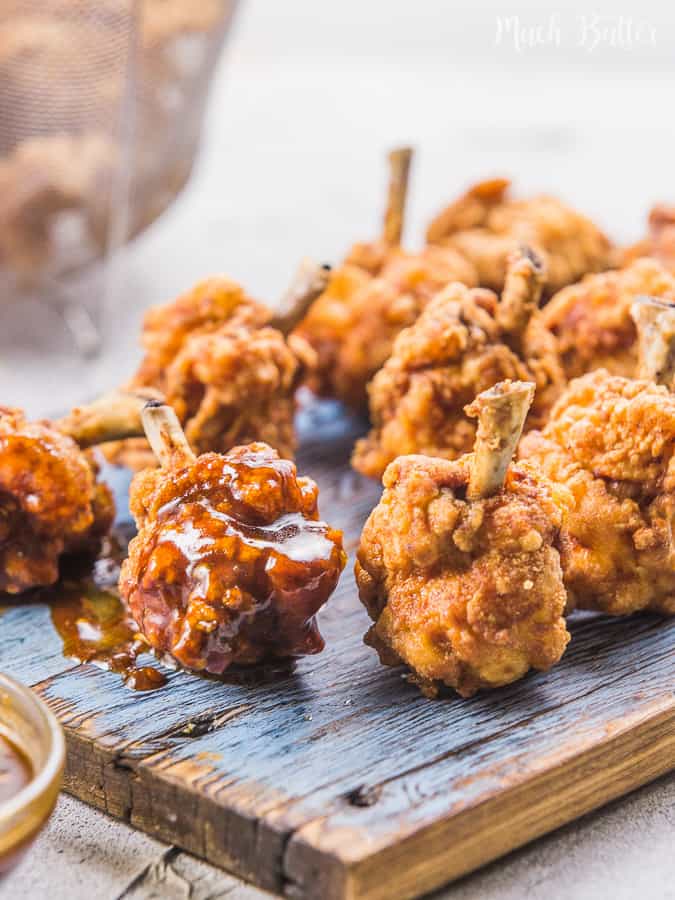 Fried chicken drumlets with spicy BBQ sauce is a very easy and delicious appetizer and side dish. Come take a look at the techniques to make it simple and easy to eat. It is also the perfect food to accompanied when watching a movie, a super bowl, or any sport!