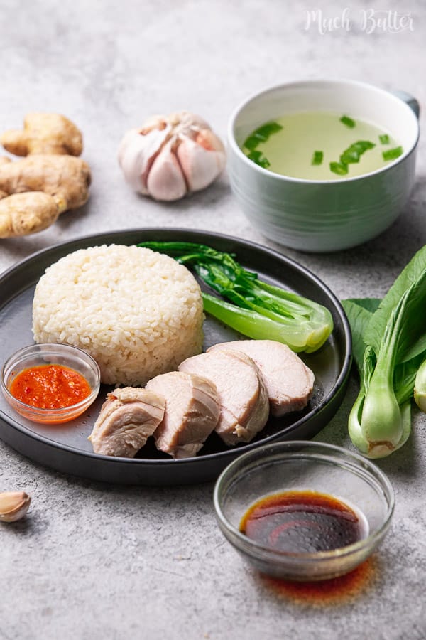 Hainanese chicken rice is a food from China which is the national food of Singapore. It is steamed chicken with warm sauce and added seasoned rice. This light and savory food is perfect when you need to warm up in winter. Warm food that is easy to make to increase stamina.