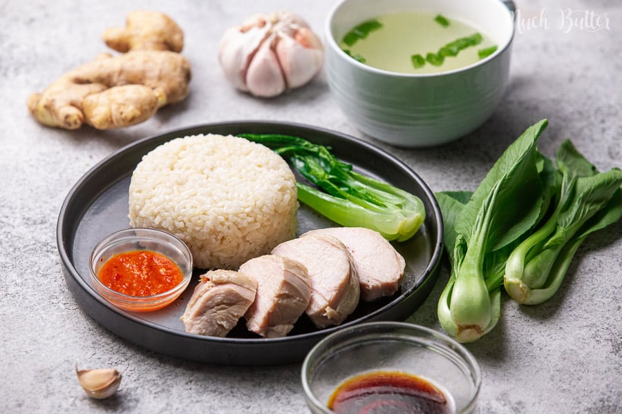 Hainanese chicken rice is a food from China which is the national food of Singapore. It is steamed chicken with warm sauce and added seasoned rice. This light and savory food is perfect when you need to warm up in winter. Warm food that is easy to make to increase stamina.