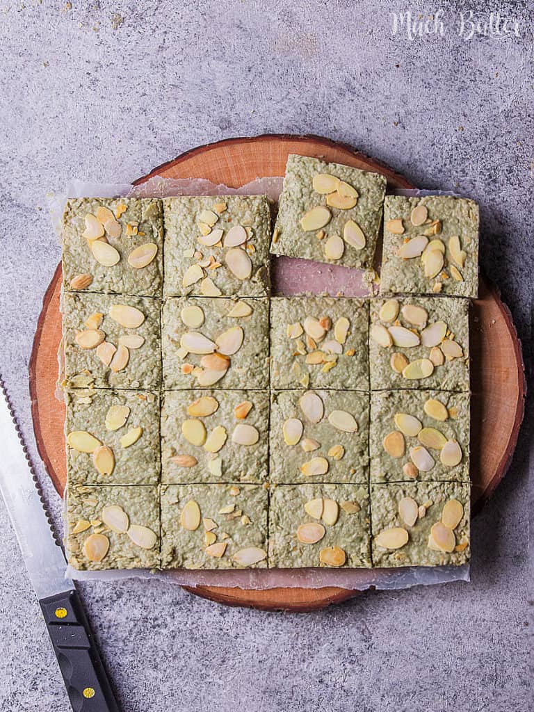 Chocolate matcha oat bar is a green, crunchy, and tasty snack. It is a mixture bar of matcha powder or green tea powder, oats, chocolate, and almond.  A simple snack for your afternoon slump! Give a shot for this green and less sugar bar.