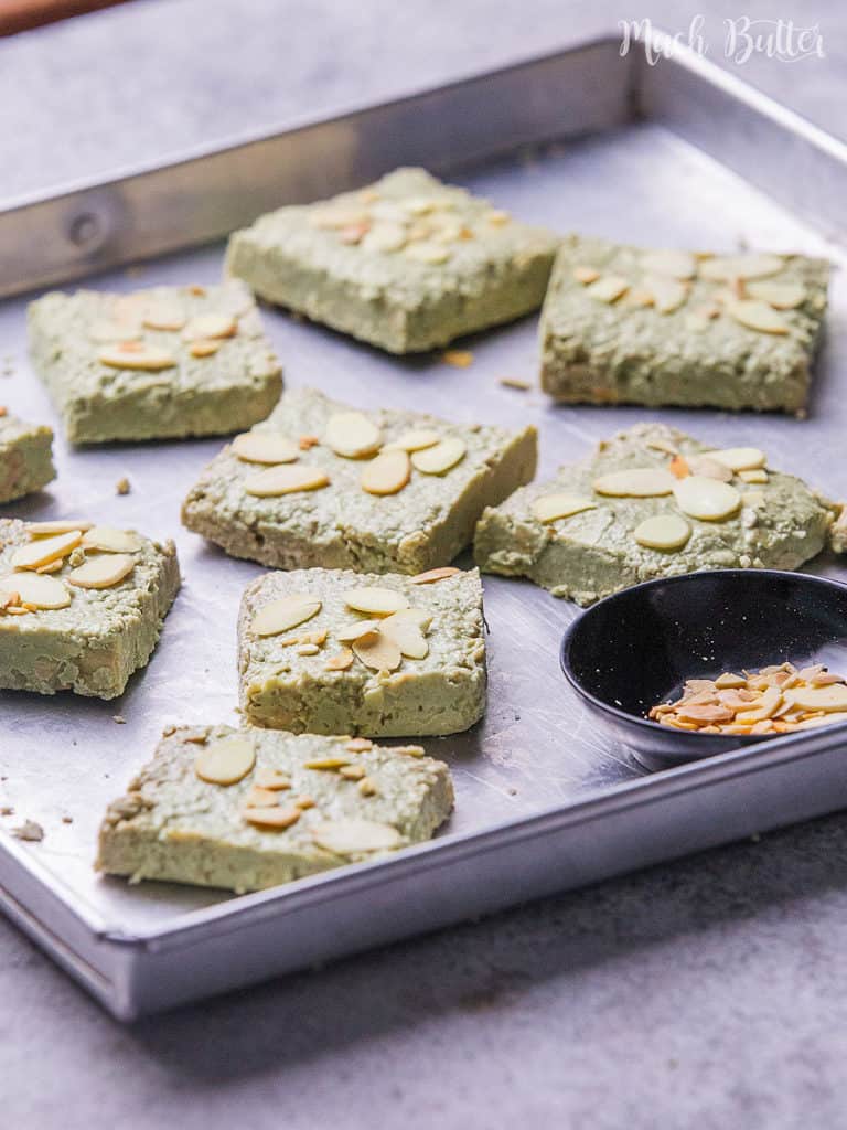 Chocolate matcha oat bar is a green, crunchy, and tasty snack. It is a mixture bar of matcha powder or green tea powder, oats, chocolate, and almond.  A simple snack for your afternoon slump! Give a shot for this green and less sugar bar.