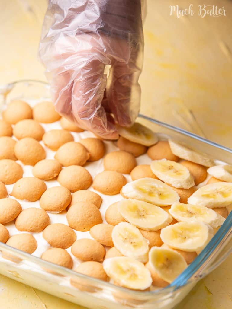 Do you want a delicious no-bake dessert?
Try making magnolia bakery banana pudding! It is a favorite American classic dessert for weeknight or potlucks. You can make it easy at home with this shortcut recipe. Adapting from the original recipe, this recipe has layers of creamy pudding, bananas, and egg drops biscuit.
