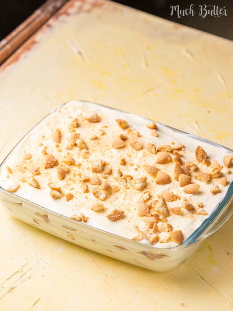 Do you want a delicious no-bake dessert?
Try making magnolia bakery banana pudding! It is a favorite American classic dessert for weeknight or potlucks. You can make it easy at home with this shortcut recipe. Adapting from the original recipe, this recipe has layers of creamy pudding, bananas, and egg drops biscuit.