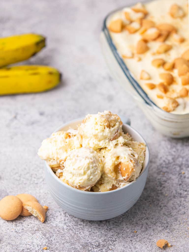 Do you want a delicious no-bake dessert?
Try making magnolia bakery banana pudding! It is a favorite American classic dessert for weeknight or potlucks. You can make it easy at home with this shortcut recipe. Adapting from the original recipe, this recipe has layers of creamy pudding, bananas, whip cream, and egg drop biscuit.