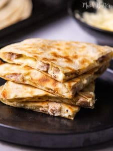 Are you stressing about your dinner plans tonight? Try to make easy, delicious, and creamy cheesy chicken quesadillas! It kicks up a notch with the crispy tortilla, juicy chicken, and creamy bechamel sauce. With simple ingredients, you can make everyone asking for more!