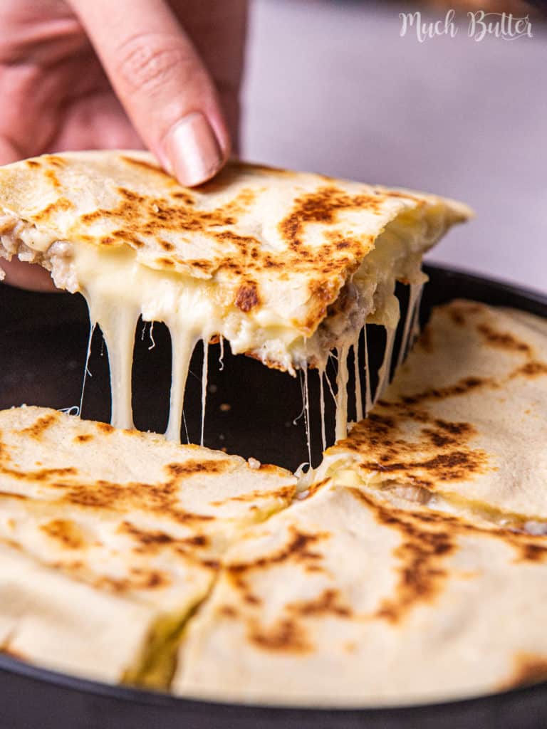 Are you stressing about your dinner plans tonight? Try to make easy, delicious, and creamy cheesy chicken quesadillas! It kicks up a notch with the crispy tortilla, juicy chicken, and creamy bechamel sauce. With simple ingredients, you can make everyone asking for more!