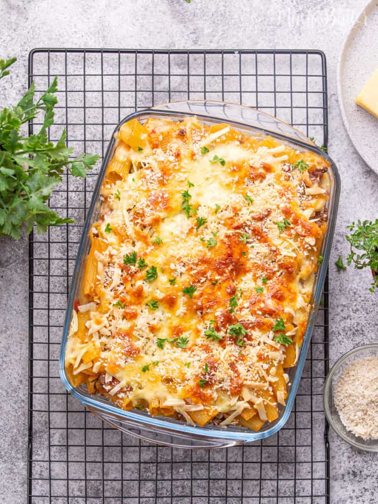 Make easy and delicious bolognese rigatoni pasta casserole to please your family. It is so cheesy, flavorful, and meaty in a casserole. It is a great option for you who want to get a quality pasta restaurant right at home.