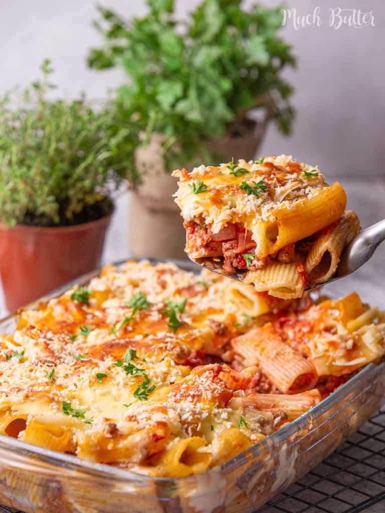 Make easy and delicious bolognese rigatoni pasta casserole to please your family. It is so cheesy, flavorful, and meaty in a casserole. It is a great option for you who want to get a quality pasta restaurant right at home.