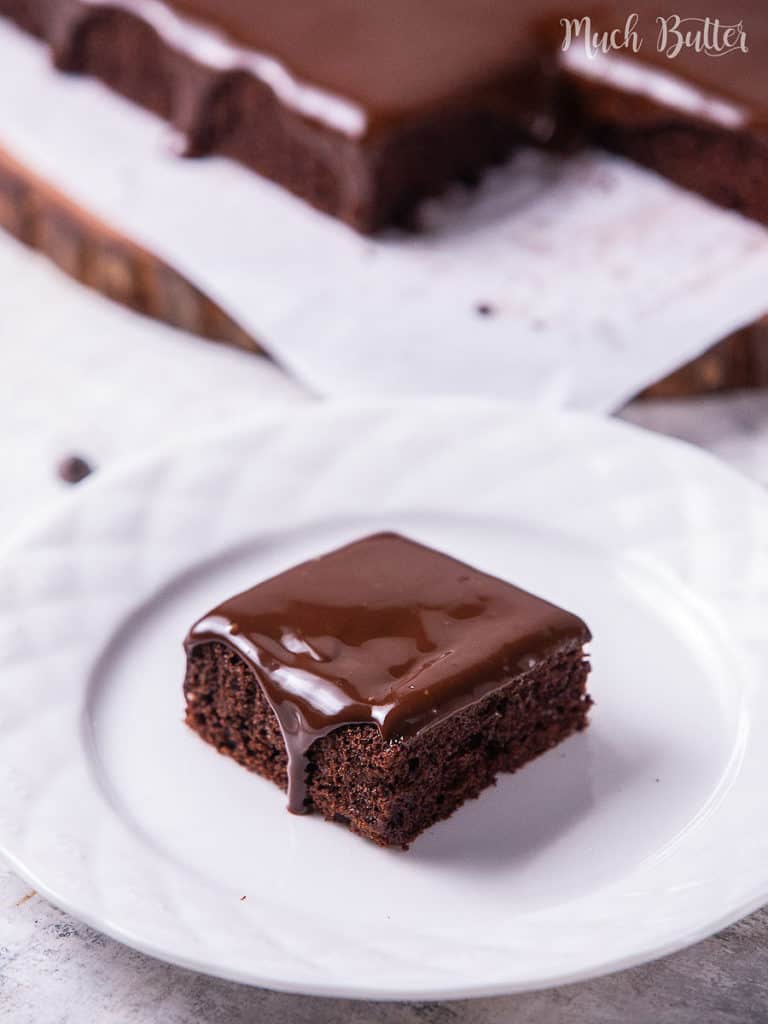 Easy Chocolate Cake with Ganache is the best moist and soft cake for the chocolate lover! Smothered with a creamy chocolate ganache, this fancy and simple cake can be an entertaining dessert even for special days.