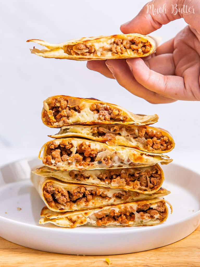 Cheesy Beef quesadilla is such simpler pizza or sandwich (you choose) with Well-seasoned beef, cheese, and a crispy golden brown outside. 