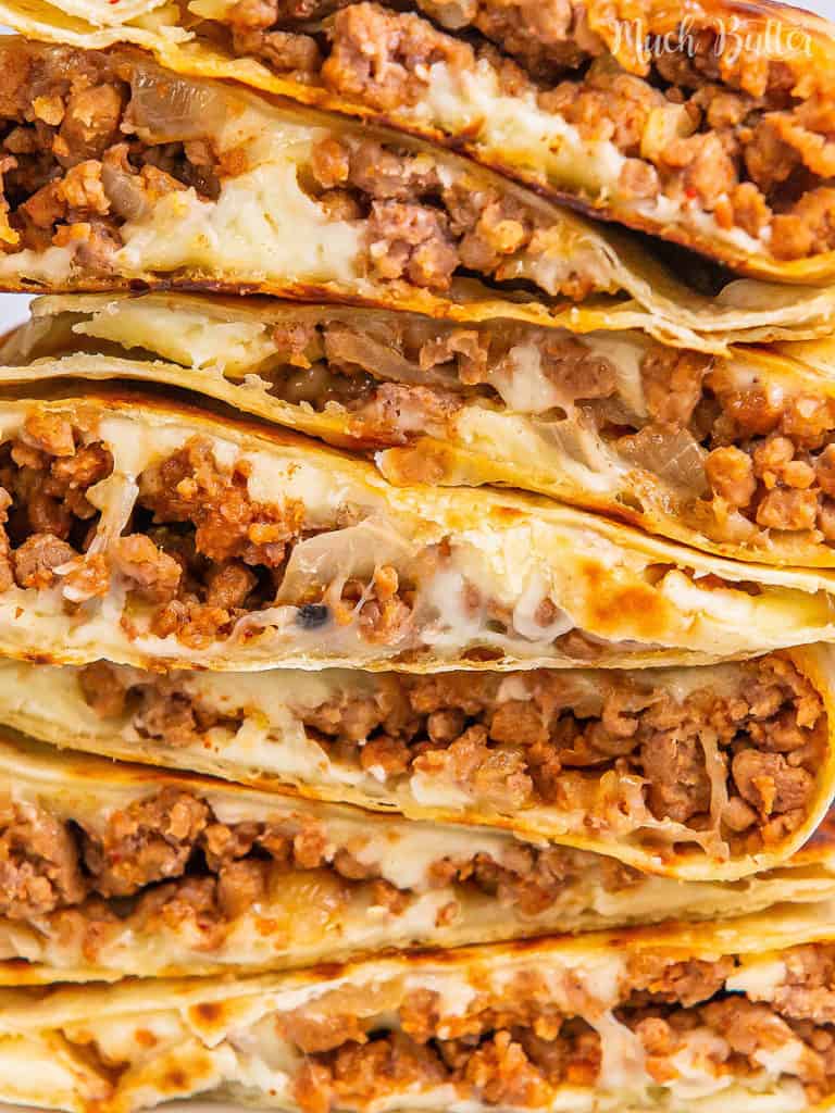 Cheesy Beef quesadilla is such simpler pizza or sandwich (you choose) with Well-seasoned beef, cheese, and a crispy golden brown outside. 