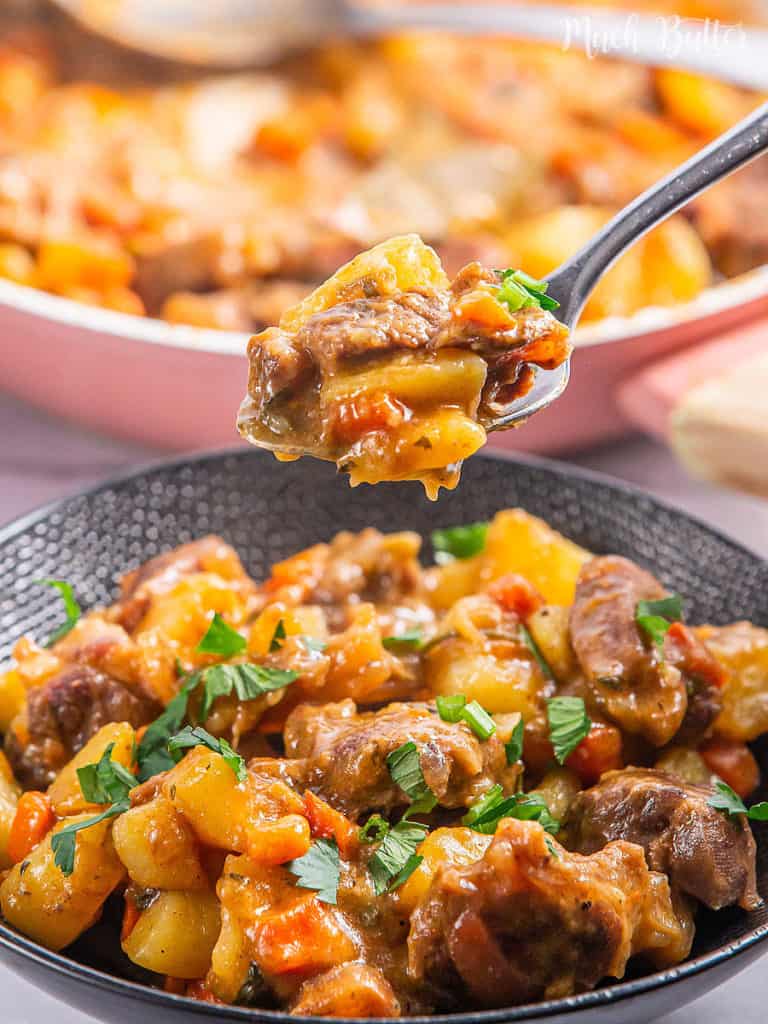 Let's make home-style beef stew. It is absolutely flavorful dinner for chilling made with tender beef, vegetables, and simple seasoning