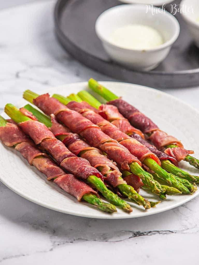 Simple and tasty, baked beef bacon asparagus are a perfect side dish for your dinner as well as an appetizer for a party. The smokiness from the beef bacon gives an extra kick to your palate. Will be a children's fav, too!