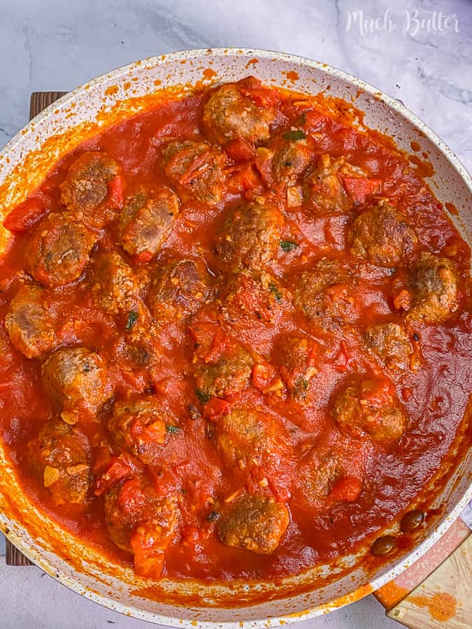 Easy and lovely dinner menu with homemade spaghetti and meatball. Perfect combination of spaghetti and meatballs with marinara sauce seriously will make you full of smile!
