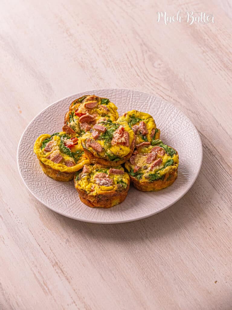 Look at these easy spinach and egg muffins! a super quick breakfast option that's both filling and healthy, so tasty, and easy breezy.