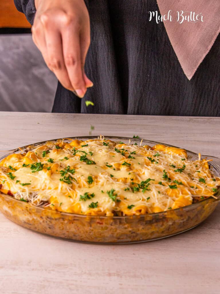 Cheeseburger Casserole will remind you of a taste of home, a very comfortable dish in a single pot, cheesy beefy, and tasty!