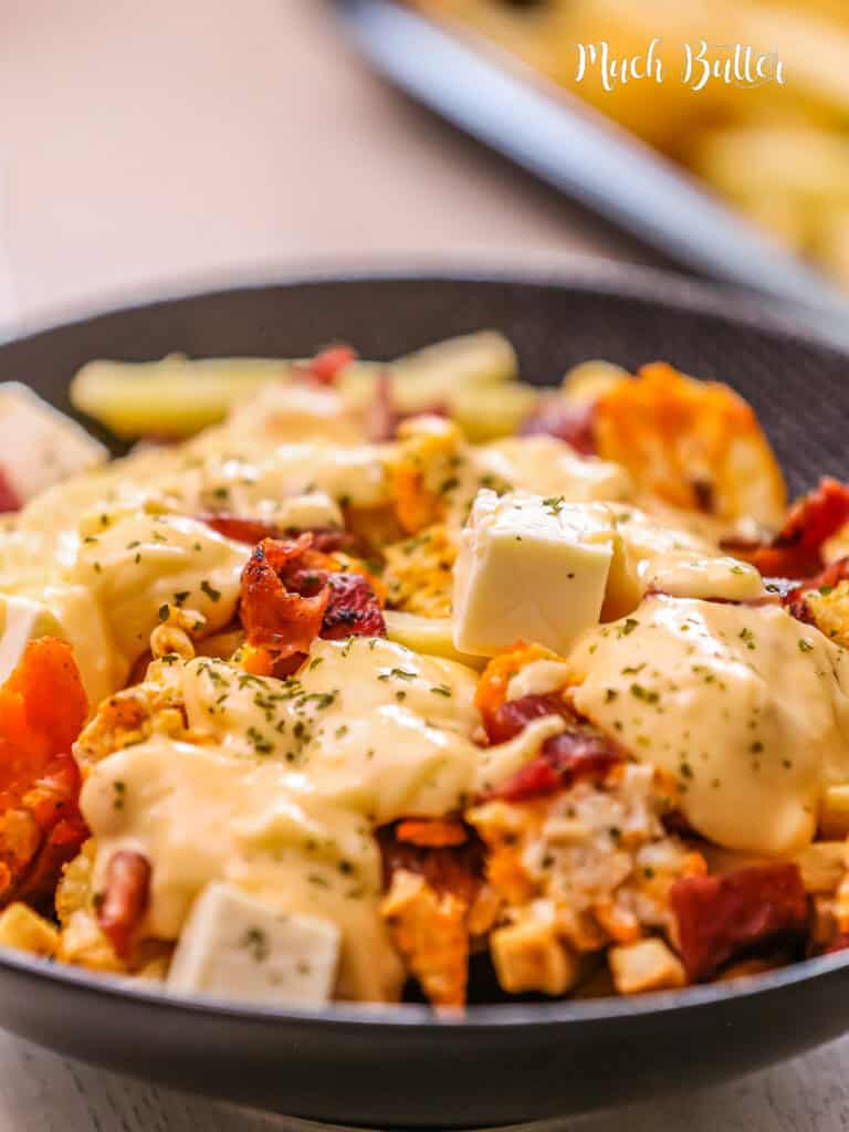  Halal Breakfast Poutine recipe: Crispy fries, savory beef bacon, eggs, and cheese sauce. A delicious morning fusion. Try it now!