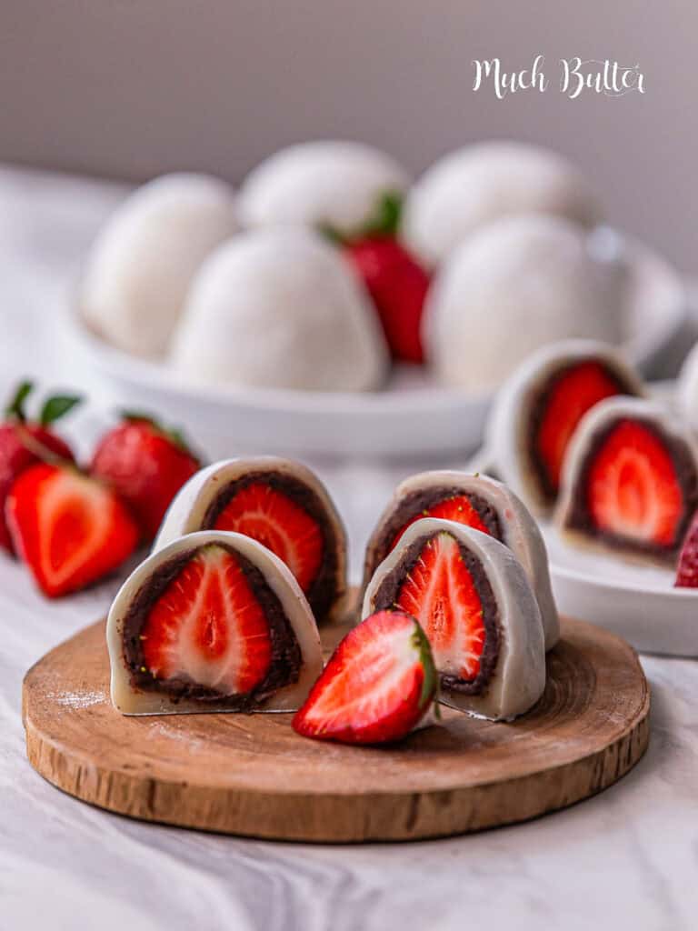 Ichigo daifuku Mochi is a classic modification of Japanese dessert. This dish is a cute strawberry wrapped in red bean paste and mochi.