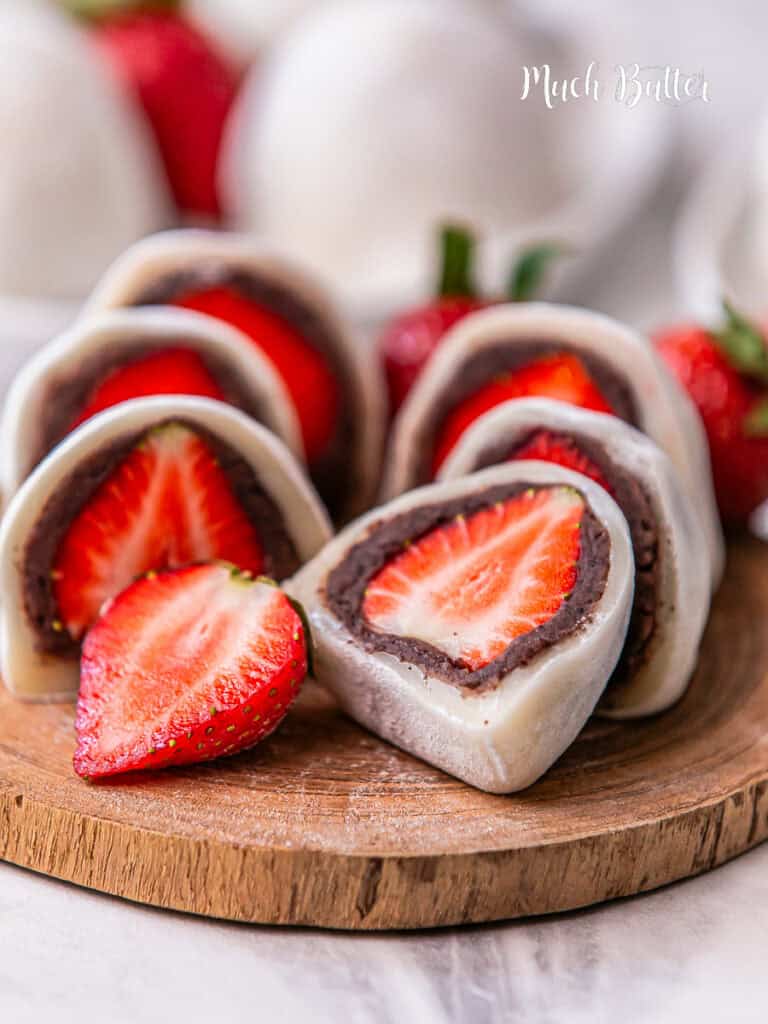 Ichigo daifuku Mochi is a classic modification of Japanese dessert. This dish is a cute strawberry wrapped in red bean paste and mochi.