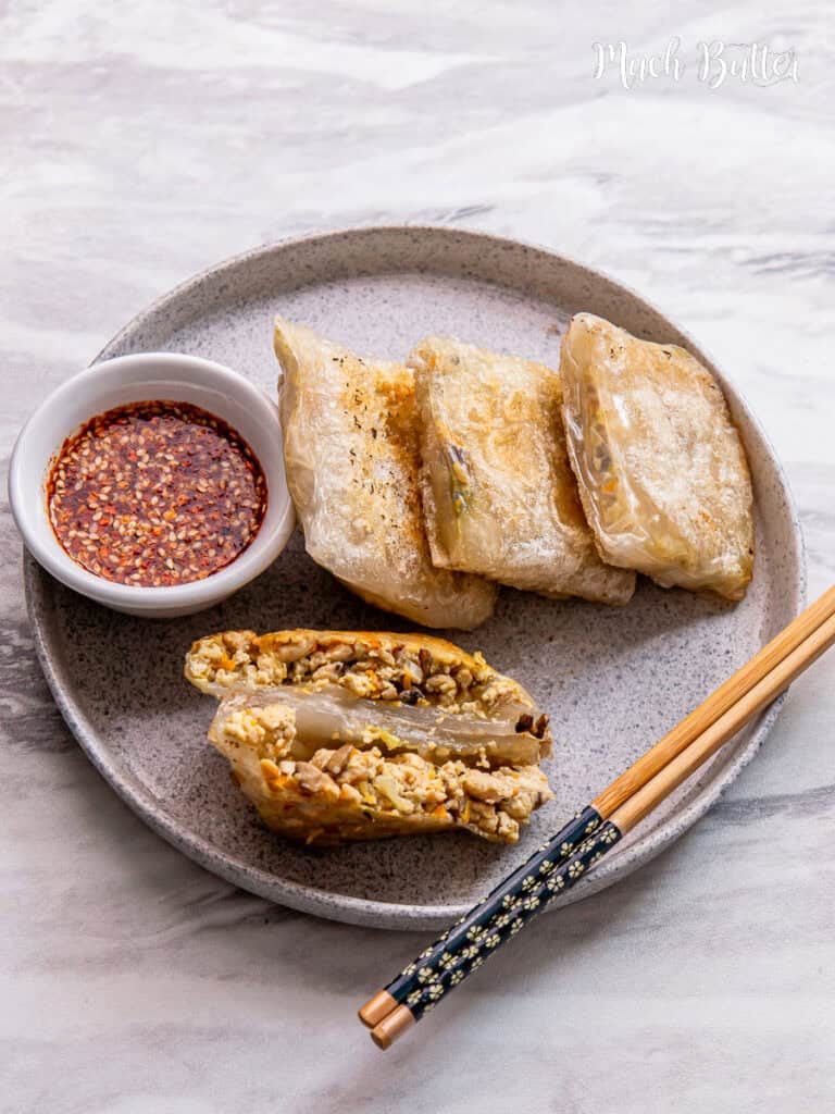 Crispy meets savory in our Crispy Rice Paper Dumpling. Packed with ground chicken, tofu and a lot of veggies dipped in a sweet spicy sauce!
