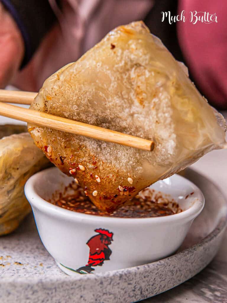 Crispy meets savory in our Crispy Rice Paper Dumpling. Packed with ground chicken, tofu and a lot of veggies dipped in a sweet spicy sauce!