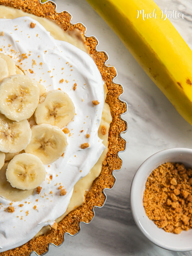 Meet Banana Cream pie, a classic and mouthwatering dessert combining a buttery Marie Biscuit Crust, foamy Custard Filling, and banana slices!