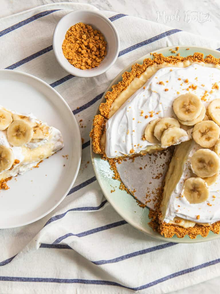 Meet Banana Cream pie, a classic and mouthwatering dessert combining a buttery Marie Biscuit Crust, foamy Custard Filling, and banana slices!