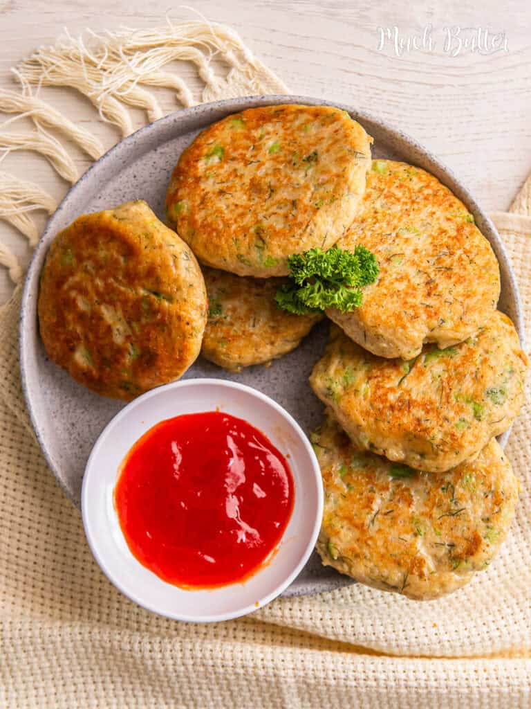 Let’s make these Cheesy Chicken Broccoli Fritters. Super delicious recipe from chicken, broccoli, and cheese fried until crispy golden.