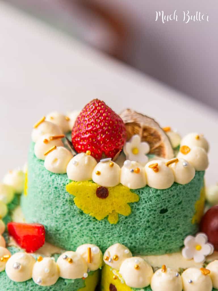 A classic and beautiful dessert Swiss Roll Cake with a twist of homemade adorable daisy floral design is sure to be a spotlight stealer! 