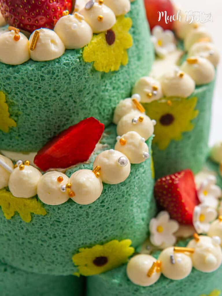 A classic and beautiful dessert Swiss Roll Cake with a twist of homemade adorable daisy floral design is sure to be a spotlight stealer! 