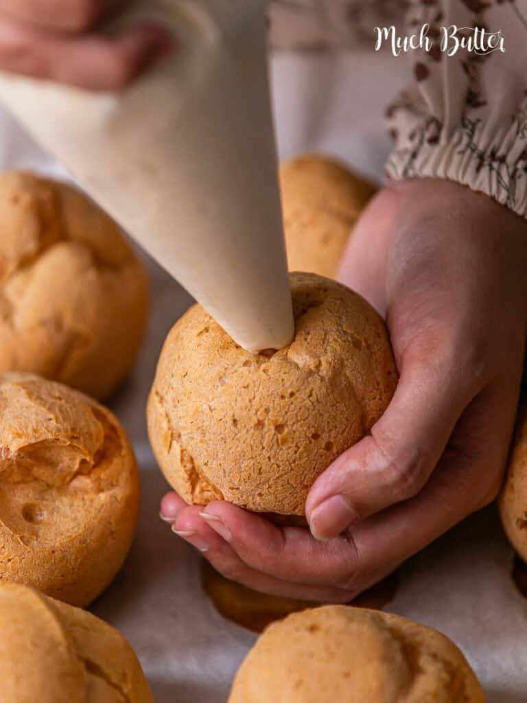 Experience the perfect marriage of chewy mochi choux with durian cream. Delight your senses with this dessert that celebrates the exotic flavors of durian! 