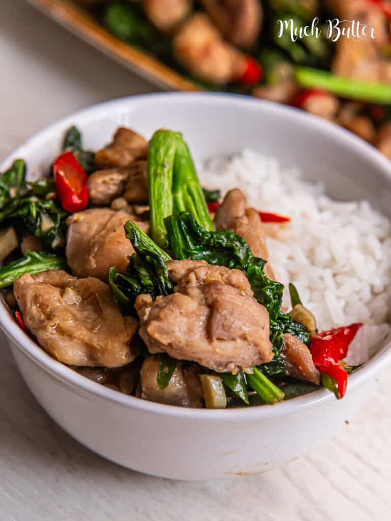 Stir-fry Kailan Chicken is a dish that combines the savory taste of chicken with the delicious green vegetables of kalian.