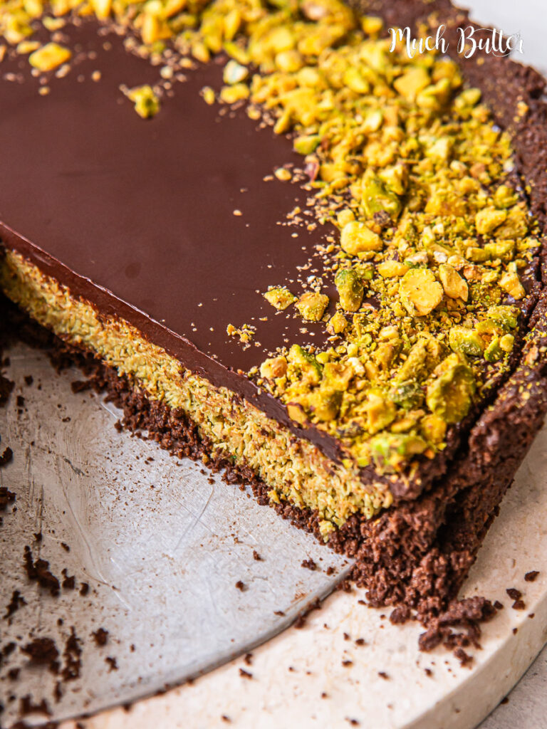 Dubai Pistachio Chocolate Pie is a dessert that combines the sweet and savory flavors of chocolate and pistachios as a pie.