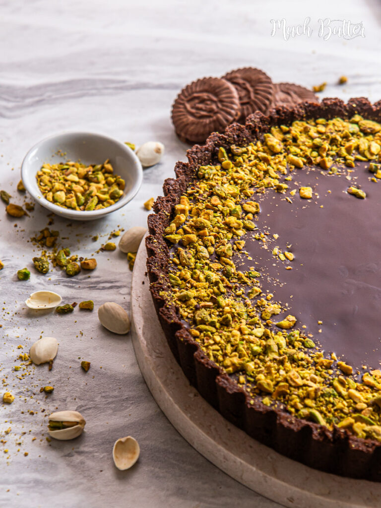 Dubai Pistachio Chocolate Pie is a dessert that combines the sweet and savory flavors of chocolate and pistachios as a pie.