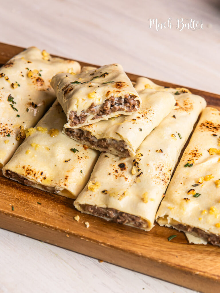 A fun twist on bunless cheeseburgers with this Garlic Butter Cheeseburger Roll Up! Made with ground beef, gooey melted combo cheese inside a tortilla wrap!